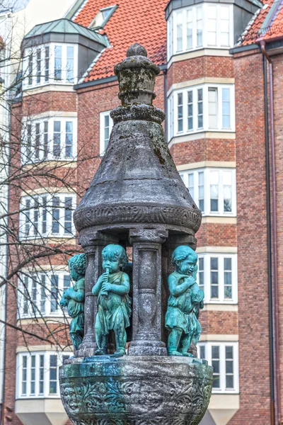 Statua fontanna z dziećmi na starym mieście w Bremie, Niemcy — Zdjęcie stockowe