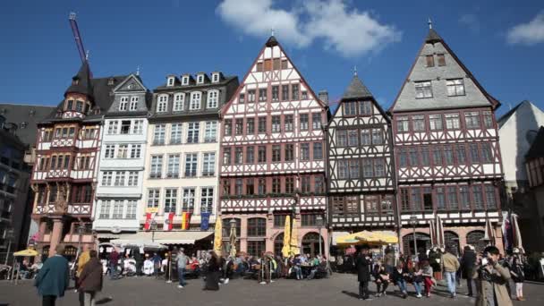 Frankfurt Roemberberg Meydanı'nda eski binalar. — Stok video