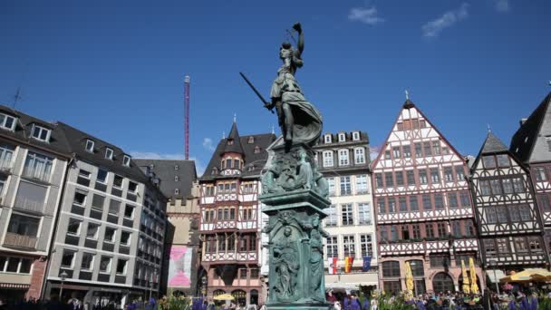 Statua sprawiedliwości Bożej w Frankfurt, Niemcy — Wideo stockowe