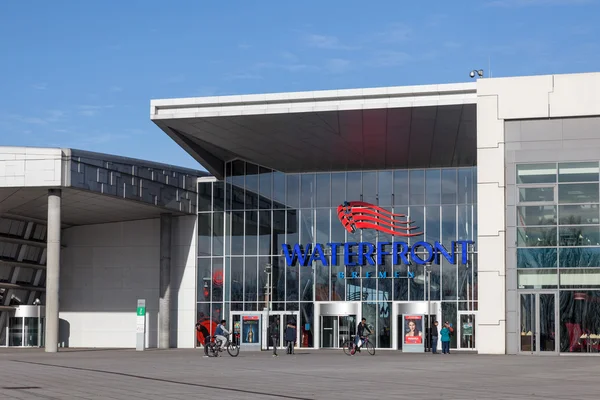 Βρέμη, Γερμανία - 5 Απρ: Το νέο προκυμαία εμπορικό κέντρο στη Βρέμη. 5 Απριλίου, 2015 στη Βρέμη, Γερμανία — Φωτογραφία Αρχείου