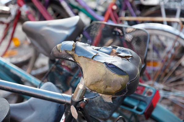 Bicicletas viejas en la ciudad — Foto de Stock