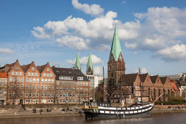 BREMEN, ALEMANIA - 5 DE ABR: Histórico velero en el río Weser en Bremen. 5 de abril de 2015 en Bremen, Alemania —  Fotos de Stock