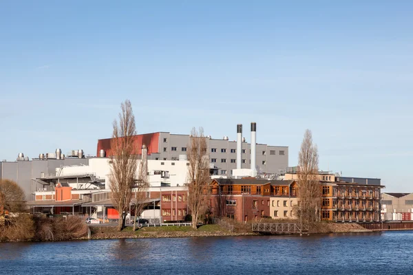 Waterkant gebouwen aan de rivier de Weser in Bremen, Duitsland — Stockfoto