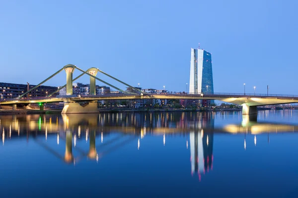 Frankfurt Main, Almanya - Nisan 18: Yeni Avrupa Merkez Bankası (Ecb) bina ve Frankfurt Floesser Köprüsü. 18 Nisan 2015 yılında Frankfurt Main, Almanya — Stok fotoğraf