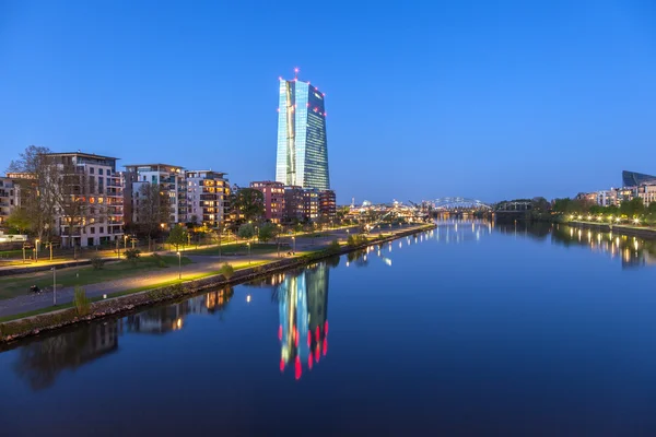 Frankfurt Main, Almanya - Nisan 18: Yeni Avrupa Merkez Bankası (Ecb) bina ve nehir Main Frankfurt. 18 Nisan 2015 yılında Frankfurt Main, Almanya — Stok fotoğraf