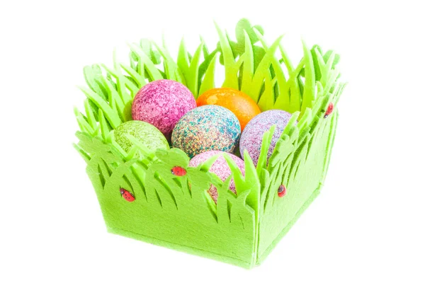 Huevos de Pascua en una cesta aislada sobre blanco —  Fotos de Stock