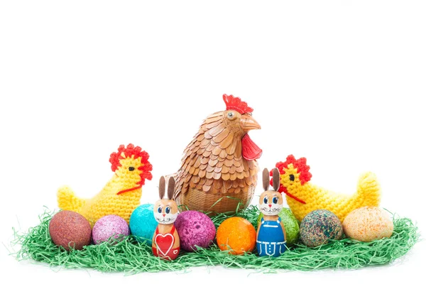 Colorido nido de Pascua con polluelo, gallina y conejos —  Fotos de Stock
