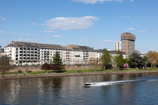 FRANKFURT MAIN, GERMANY - APR 18: View over the River Main and residential waterfront buildings in Frankfurt. April 18, 2015 in Frankfurt Main, Germany — Stock Photo, Image