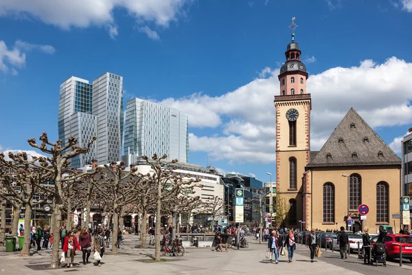 Frankfurt, Německo - 18 duben: Velké náměstí v Hauptwache (strážnice) v centru města Frankfurt Main. 18. dubna 2015 ve Frankfurtu nad Mohanem, Německo — Stock fotografie