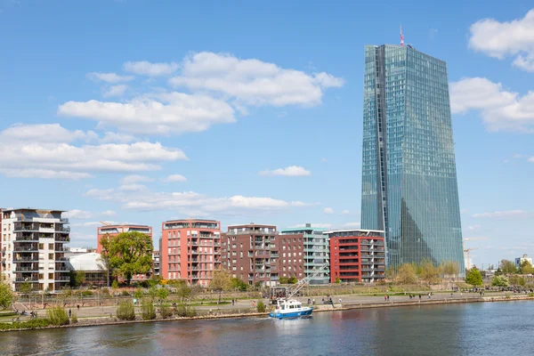 FRANCESCO PRINCIPALE, GERMANIA - 18 APR: Nuovo edificio della Banca centrale europea (BCE) presso il fiume Meno a Francoforte. 18 aprile 2015 a Francoforte sul Meno, Germania — Foto Stock