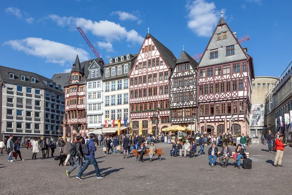 Frankfurt, Německo - 18 duben: Lidé na Roemerbergu náměstí v historickém centru Frankfurt Main. 18. dubna 2015 ve Frankfurtu nad Mohanem, Německo — Stock fotografie