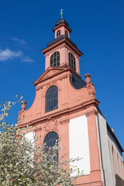 Wieża kościoła Deutschordenshaus w Frankfurt, Niemcy — Zdjęcie stockowe