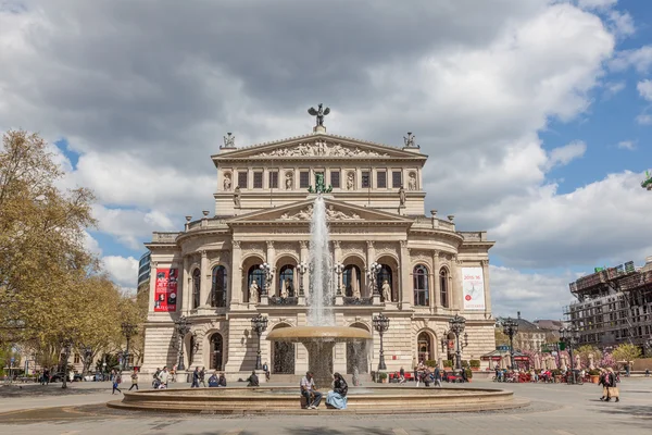 Frankfurt fő - április 18-án: Az Alte Oper (régi Opera) ház és koncert hall-ban Frankfurt Main. Április 18, 2015-ben Frankfurt, Németország. — Stock Fotó