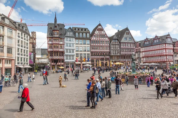 Frankfurt nad Menem, Niemcy - Apr 18: Ludzie na Roemerberg placu w zabytkowym centrum Frankfurt Main. 18 kwietnia 2015 w Frankfurt, Niemcy — Zdjęcie stockowe