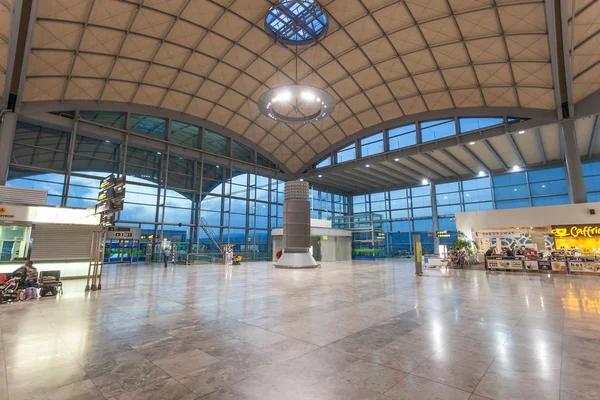 Interior del Aeropuerto en Alicante, España — Foto de Stock