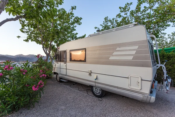 Husvagn på en camping i Spanien — Stockfoto