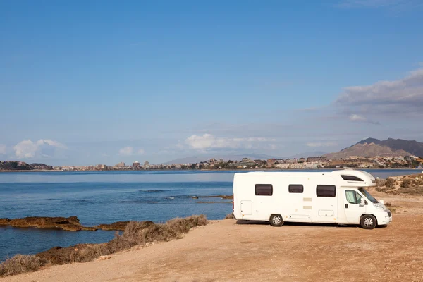 Camper na costa mediterrânea em Espanha — Fotografia de Stock