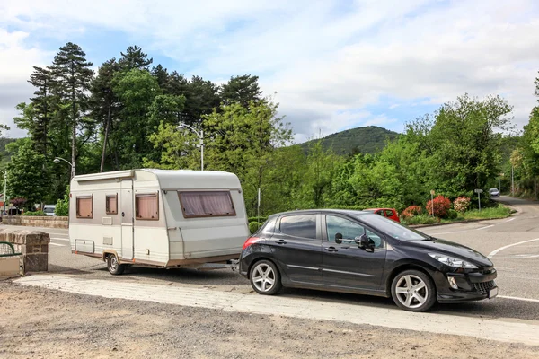 Car with a caravan on the road in southern France — Stock Photo, Image