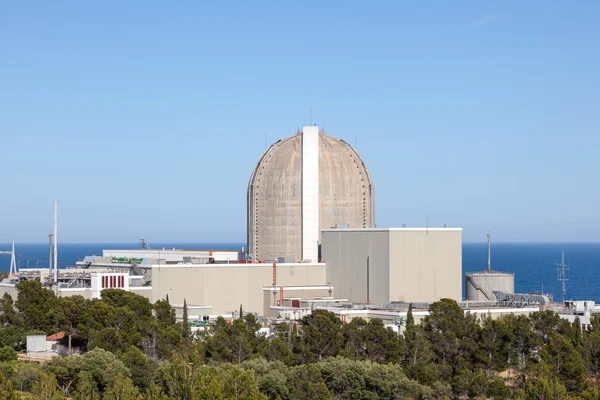 A central nuclear de Vandellos, na costa perto de l 'Hospitalet de l' Infant, na Catalunha, Espanha — Fotografia de Stock