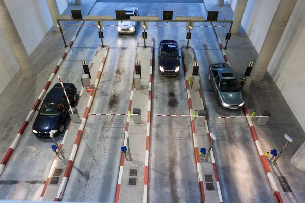 Auto's een grote parkeergarage invoeren — Stockfoto