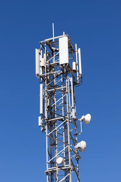 Torre de comunicación con antenas de red celular — Foto de Stock