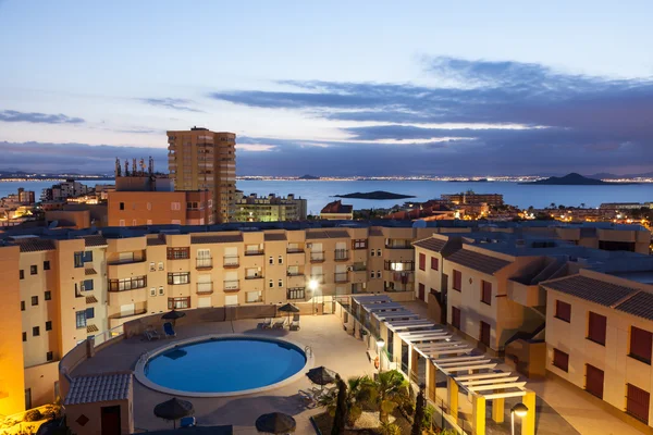 Edifícios de apartamentos com piscina em La Manga, Murcia, Espanha — Fotografia de Stock