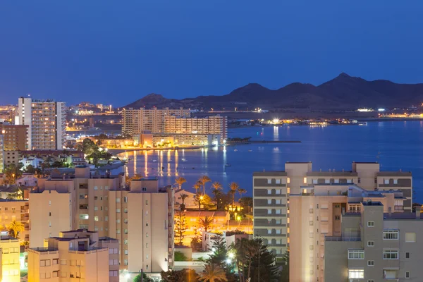 Pohled na La Manga v noci osvětlené. Regionu Murcia, Španělsko — Stock fotografie