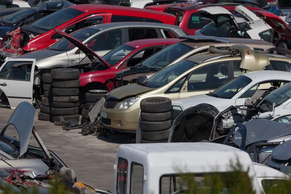 Vecchie auto al deposito di rottami — Foto Stock