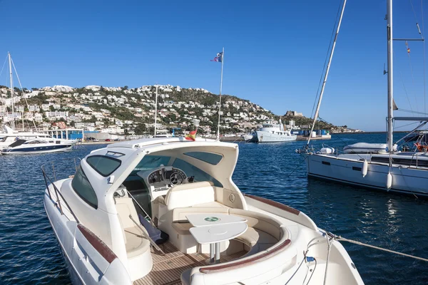 Barco a motor de luxo em Roses, Espanha — Fotografia de Stock