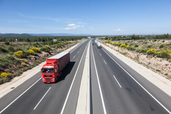 Lastbilar på motorvägen — Stockfoto