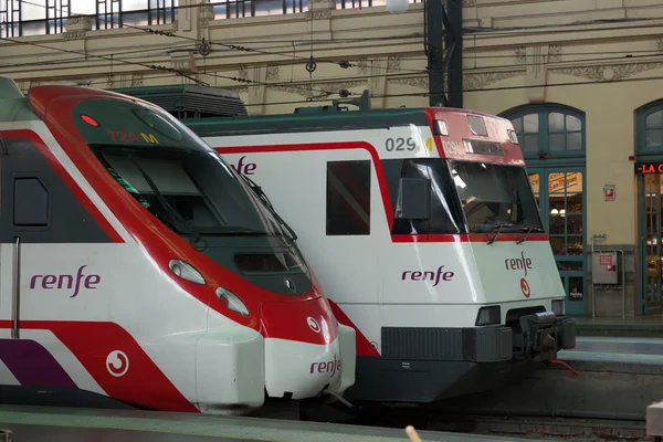 Vlaky v valencia vlakové nádraží — Stock fotografie
