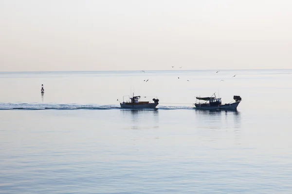 Fischerboote im Meer — Stockfoto