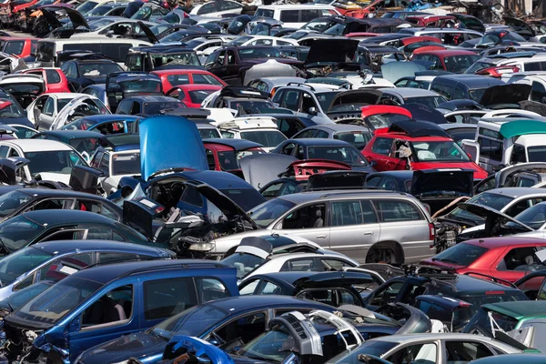 Cientos de coches viejos en un depósito de chatarra — Foto de Stock