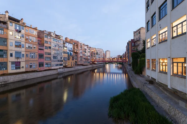 Város a Girona alkonyatkor, Spanyolország — Stock Fotó