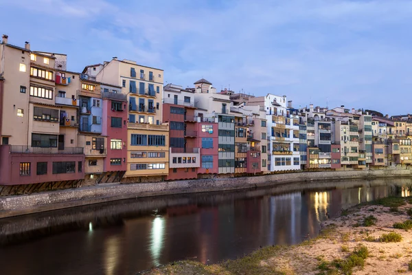 Stad van Girona in de schemering, Spanje — Stockfoto