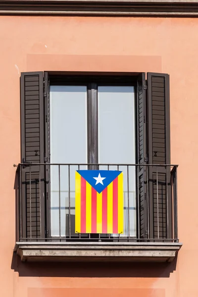 Flag of Catalonia on the balcony — Stock Photo, Image