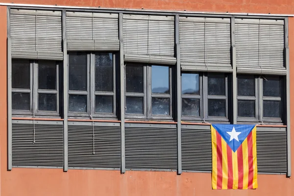 Flagge Kataloniens am Fenster — Stockfoto