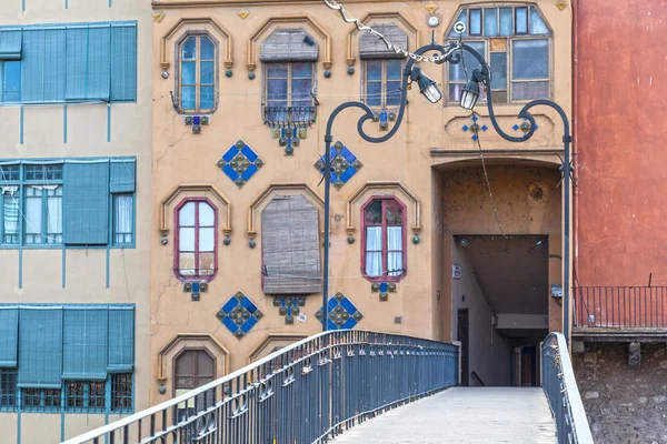 Пішохідний міст в Жирони, Іспанія — стокове фото