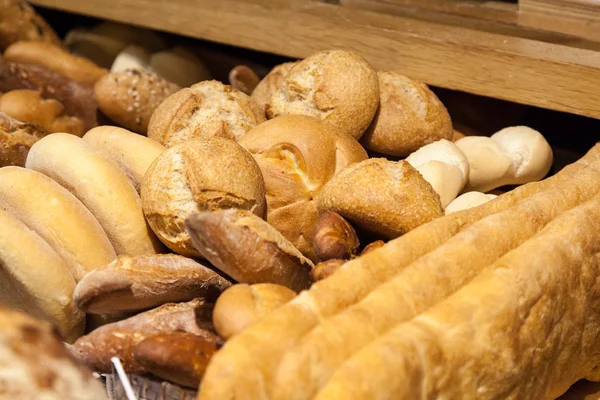 Delicioso pan fresco en una panadería — Foto de Stock