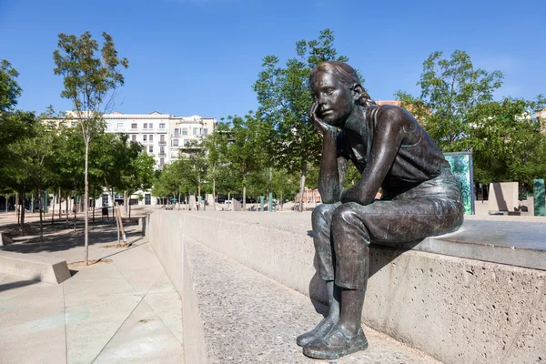 Staty av en flicka i Girona, Spanien — Stockfoto