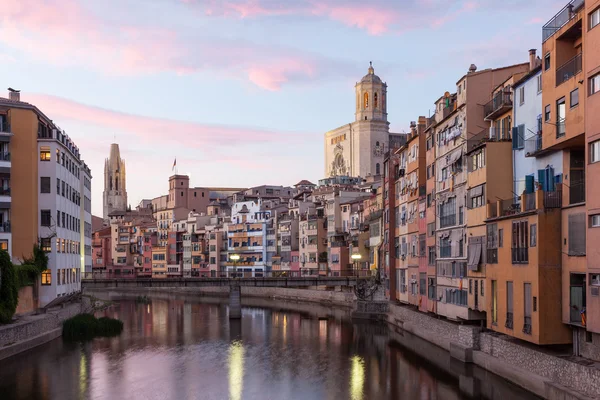 Casco antiguo de Girona al atardecer, España —  Fotos de Stock