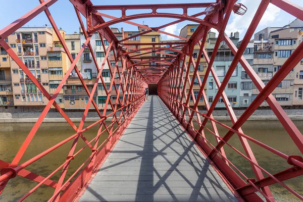 Puente de hierro rojo en el casco antiguo de Girona, España — Foto de Stock