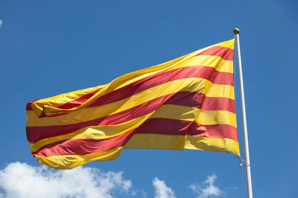 Flag of Catalonia against a blue sky — Stock Photo, Image