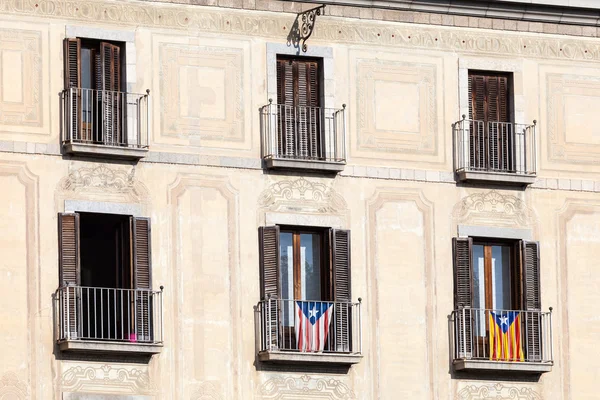 Flagi Katalonii i Kuby. Girona, Hiszpania Zdjęcia Stockowe bez tantiem