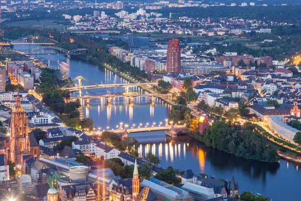 Ποταμό Main στην πόλη της Φρανκφούρτης το βράδυ — Φωτογραφία Αρχείου