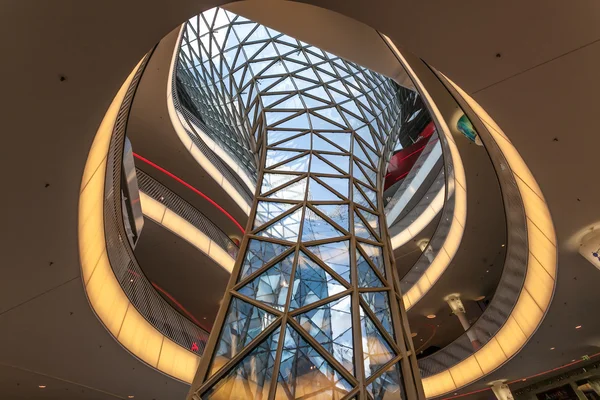 Interior del centro comercial MyZeil en Frankfurt, Alemania — Foto de Stock