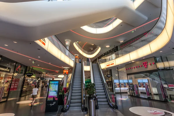Interno del centro commerciale MyZeil a Francoforte, Germania — Foto Stock