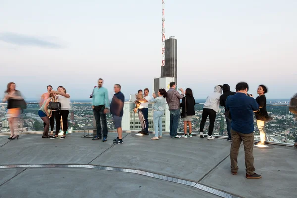 Menschen auf dem Hauptturm in Frankfurt — Stockfoto