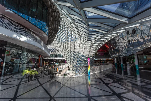 Innenausbau des Einkaufszentrums myzeil in Frankfurt, Deutschland — Stockfoto