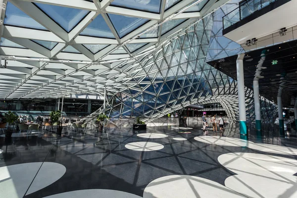 Innenausbau des Einkaufszentrums myzeil in Frankfurt, Deutschland — Stockfoto